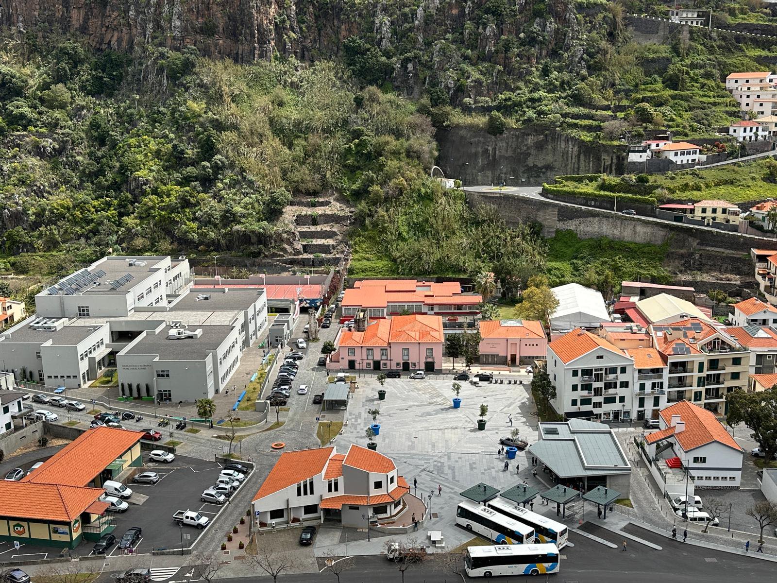Vista aérea da Nova Praça da Ribeira Brava com a vila e a serra ao fundo